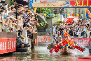 苏亚雷斯一家和贝克汉姆合影留念